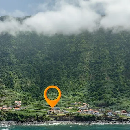 Apartmán Coastal Mountain & Sea View Hideaway With Free Parking