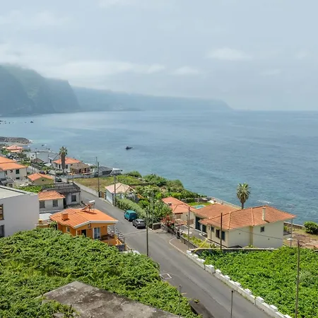 Coastal Mountain & Sea View Hideaway With Free Parking Апартаменты