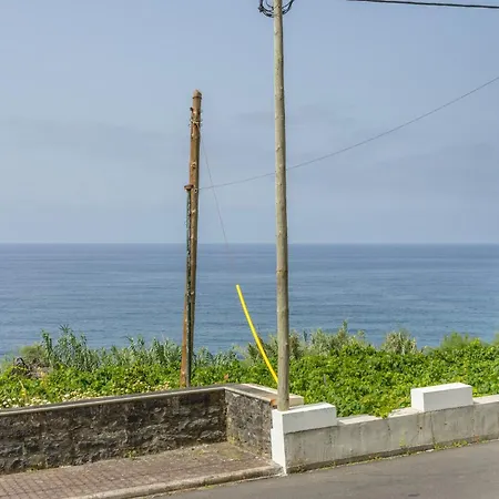 Apartmán Coastal Mountain & Sea View Hideaway With Free Parking