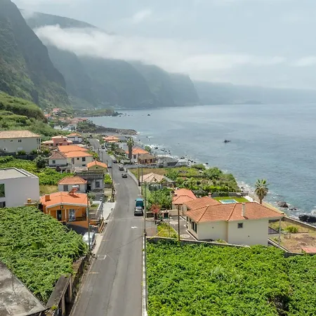 Coastal Mountain & Sea View Hideaway With Free Parking * São Vicente
