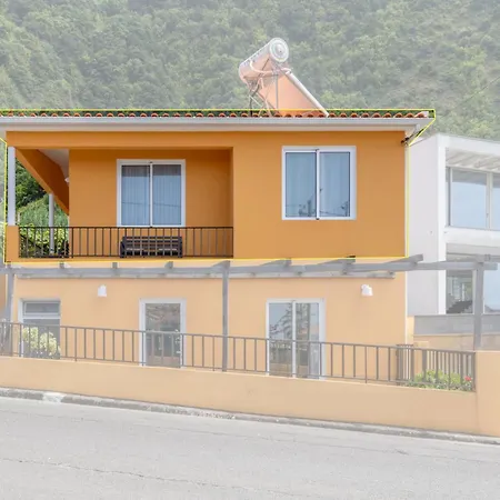 Coastal Mountain & Sea View Hideaway With Free Parking Апартаменты