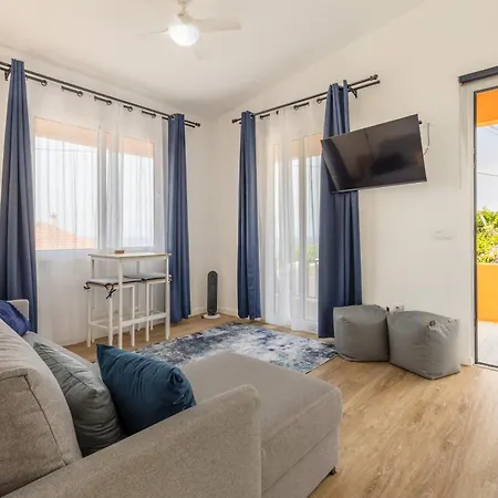 Coastal Mountain & Sea View Hideaway With Free Parking *