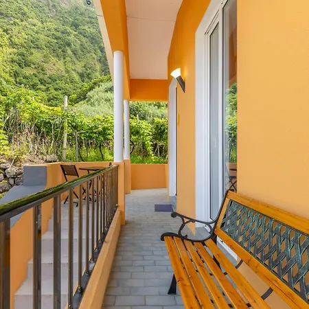 Apartmán Coastal Mountain & Sea View Hideaway With Free Parking