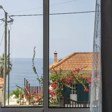 Coastal Mountain & Sea View Hideaway With Free Parking Апартаменты *