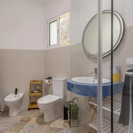 Coastal Mountain & Sea View Hideaway With Free Parking Apartmán *