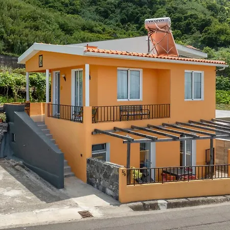Apartmán Coastal Mountain & Sea View Hideaway With Free Parking
