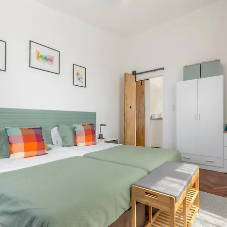 Coastal Mountain & Sea View Hideaway With Free Parking Apartmán