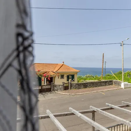 Coastal Mountain & Sea View Hideaway With Free Parking *