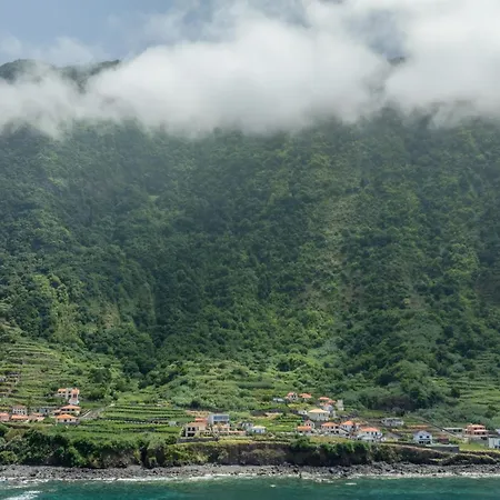 Coastal Mountain & Sea View Hideaway With Free Parking *