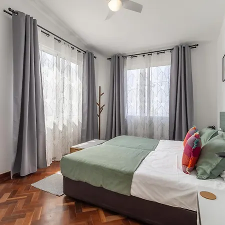 Coastal Mountain & Sea View Hideaway With Free Parking Apartmán