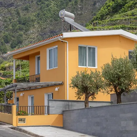 Апартаменты Coastal Mountain & Sea View Hideaway With Free Parking