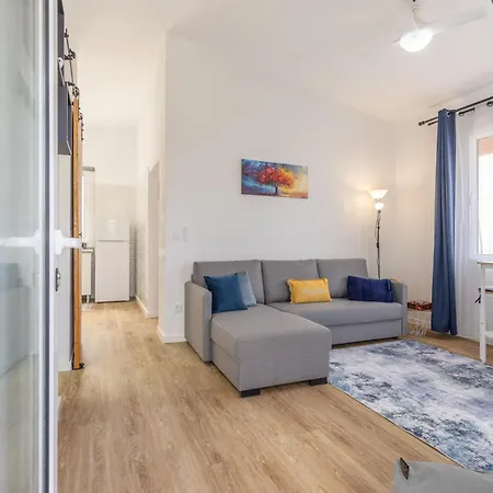 Coastal Mountain & Sea View Hideaway With Free Parking *