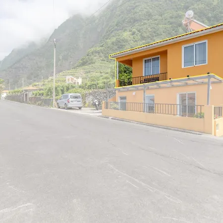 Coastal Mountain & Sea View Hideaway With Free Parking Appartamento