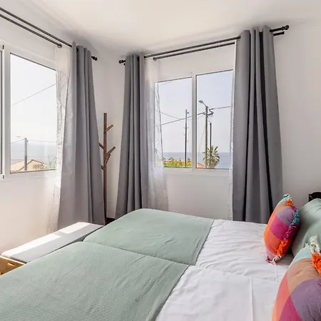 Coastal Mountain & Sea View Hideaway With Free Parking *