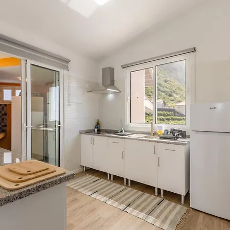 Coastal Mountain & Sea View Hideaway With Free Parking *