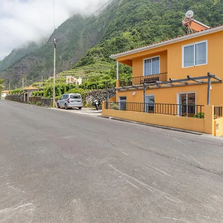 Coastal Mountain & Sea View Hideaway With Free Parking *