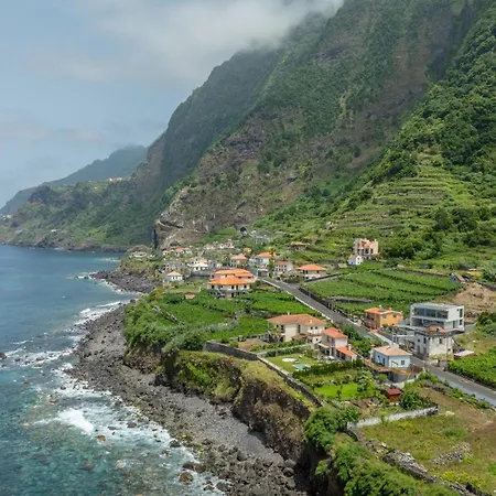 Coastal Mountain & Sea View Hideaway With Free Parking Apartman