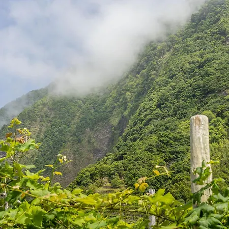 Apartmán Coastal Mountain & Sea View Hideaway With Free Parking *