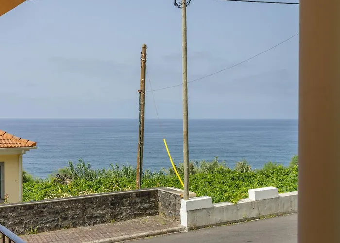 Daire Coastal Mountain & Sea View Hideaway With Free Parking