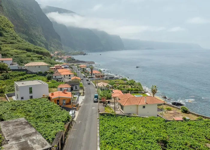 Coastal Mountain & Sea View Hideaway With Free Parking * São Vicente