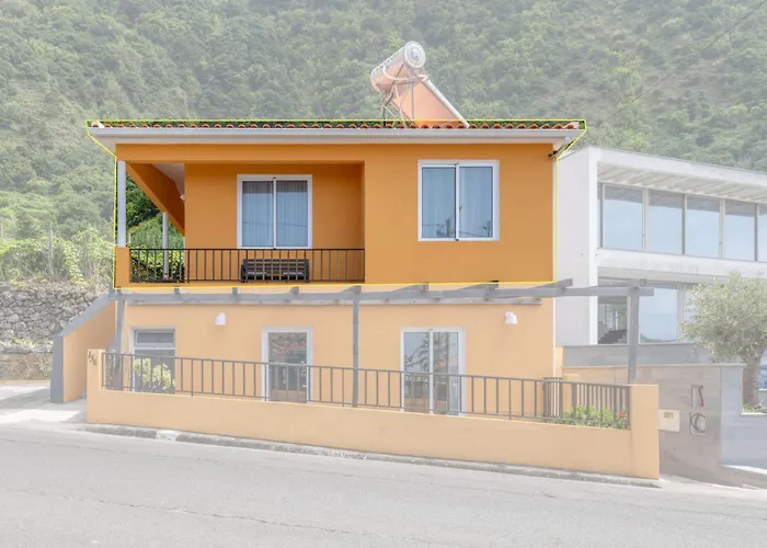 Coastal Mountain & Sea View Hideaway With Free Parking Апартаменты