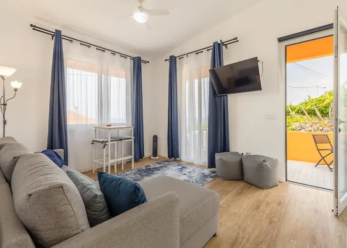 Coastal Mountain & Sea View Hideaway With Free Parking *