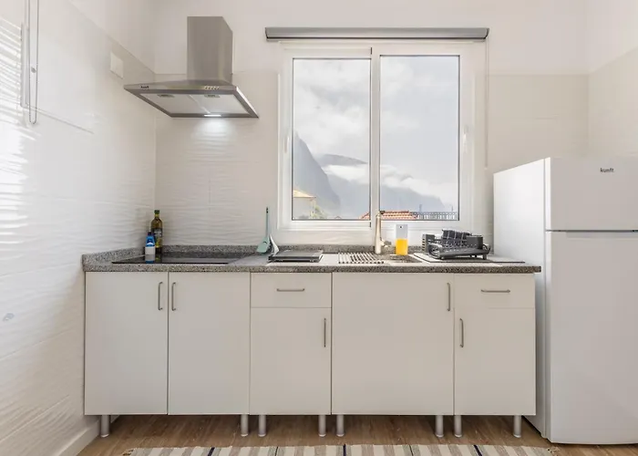 Coastal Mountain & Sea View Hideaway With Free Parking São Vicente