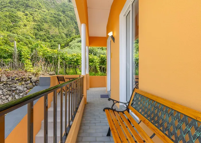 Апартаменты Coastal Mountain & Sea View Hideaway With Free Parking