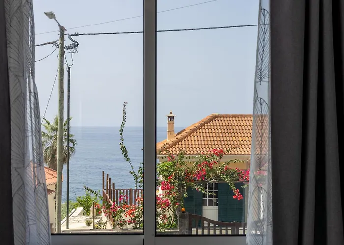 Coastal Mountain & Sea View Hideaway With Free Parking Daire *