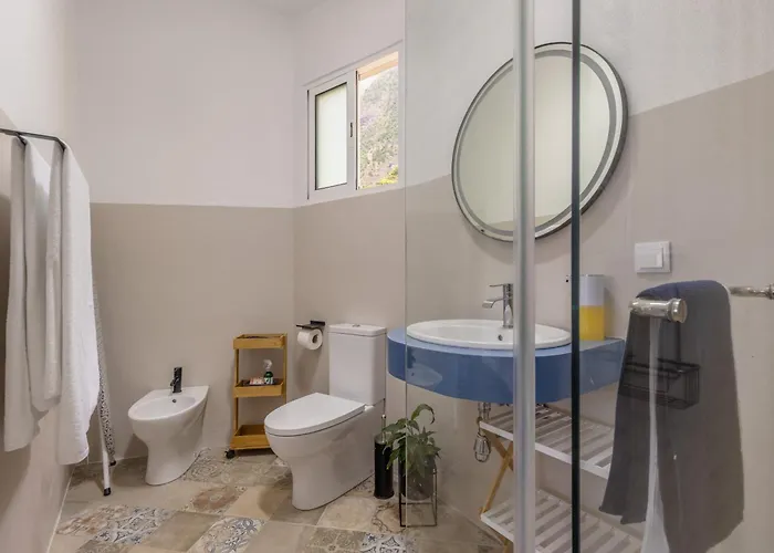 Coastal Mountain & Sea View Hideaway With Free Parking Апартаменты *