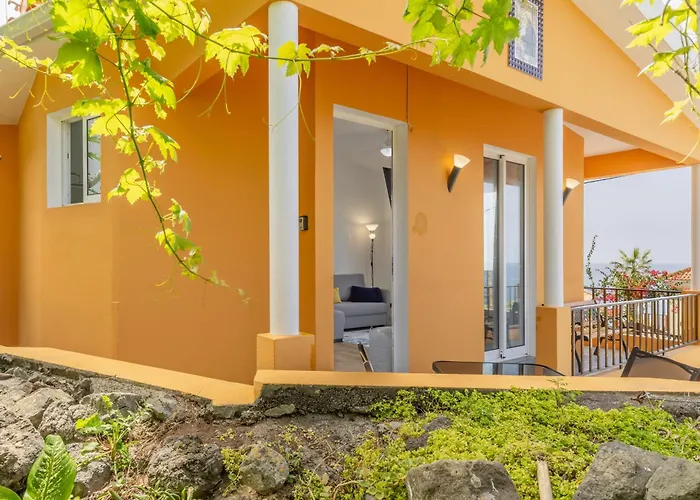 Coastal Mountain & Sea View Hideaway With Free Parking Daire