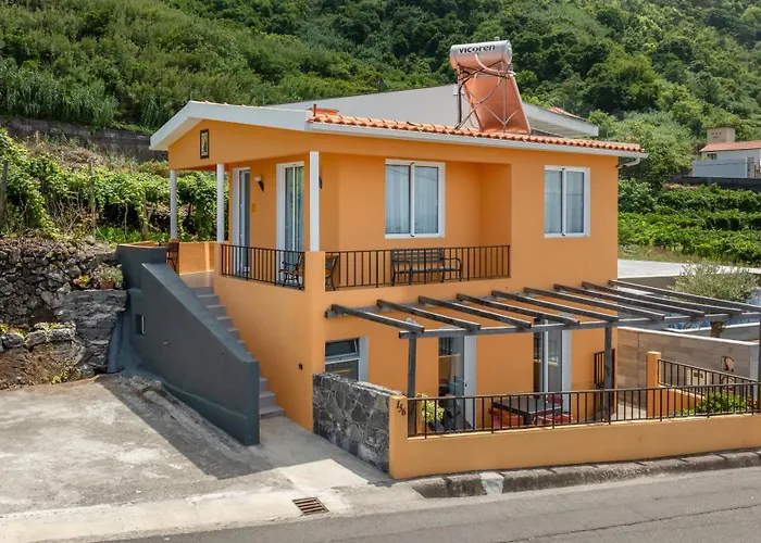 Апартаменты Coastal Mountain & Sea View Hideaway With Free Parking