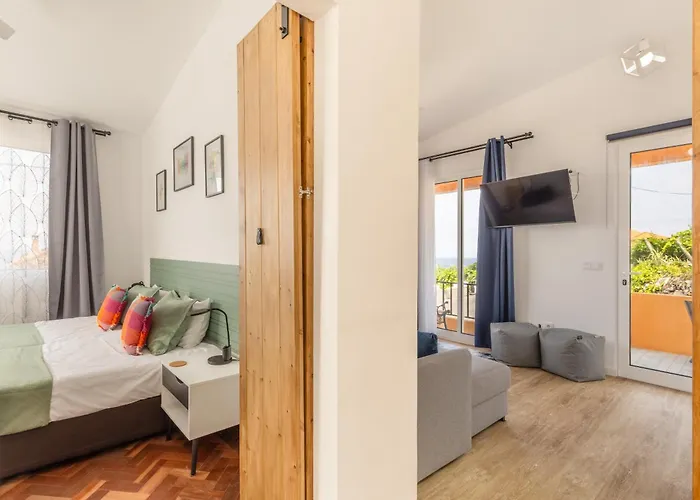 Coastal Mountain & Sea View Hideaway With Free Parking Daire São Vicente