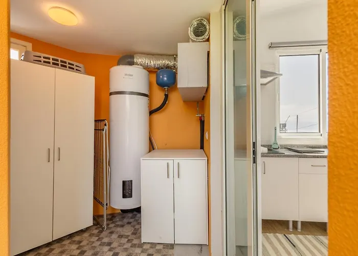 Daire Coastal Mountain & Sea View Hideaway With Free Parking