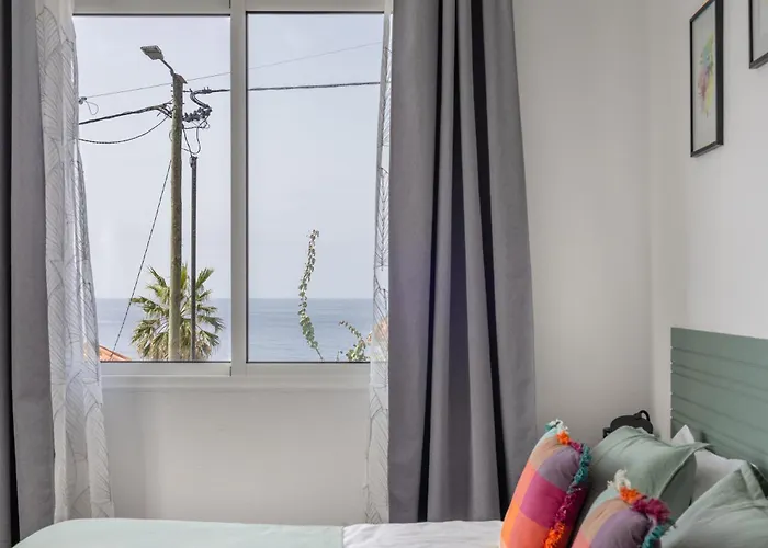 Coastal Mountain & Sea View Hideaway With Free Parking Апартаменты *