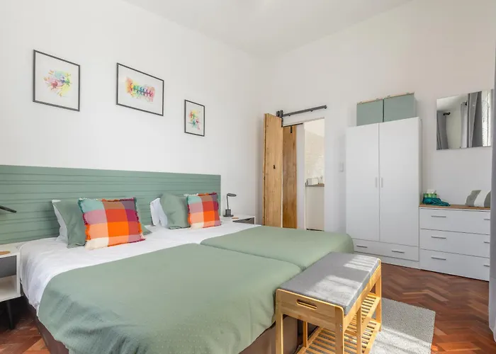 Coastal Mountain & Sea View Hideaway With Free Parking Daire