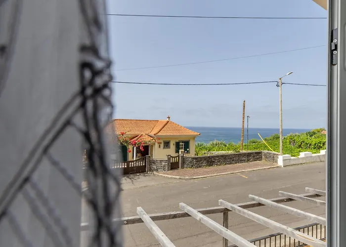 Coastal Mountain & Sea View Hideaway With Free Parking *