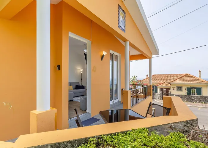 Coastal Mountain & Sea View Hideaway With Free Parking Апартаменты