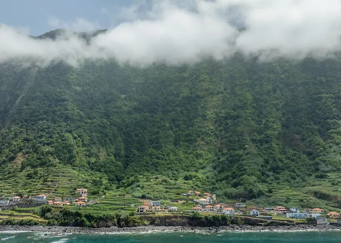 Coastal Mountain & Sea View Hideaway With Free Parking *