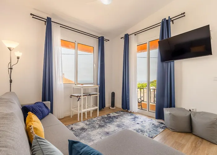 Coastal Mountain & Sea View Hideaway With Free Parking Daire