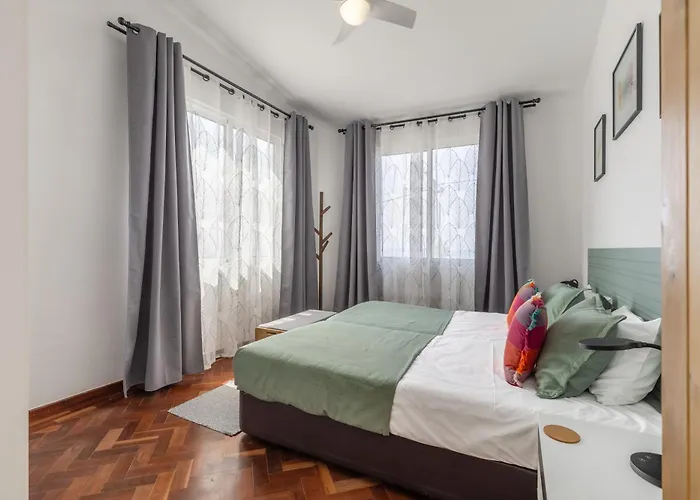 Coastal Mountain & Sea View Hideaway With Free Parking Апартаменты