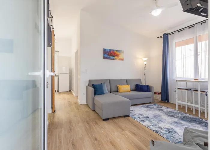 Coastal Mountain & Sea View Hideaway With Free Parking *