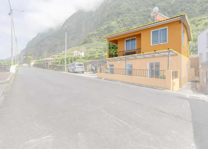 Coastal Mountain & Sea View Hideaway With Free Parking Daire