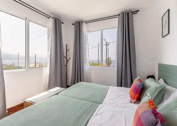 Coastal Mountain & Sea View Hideaway With Free Parking *