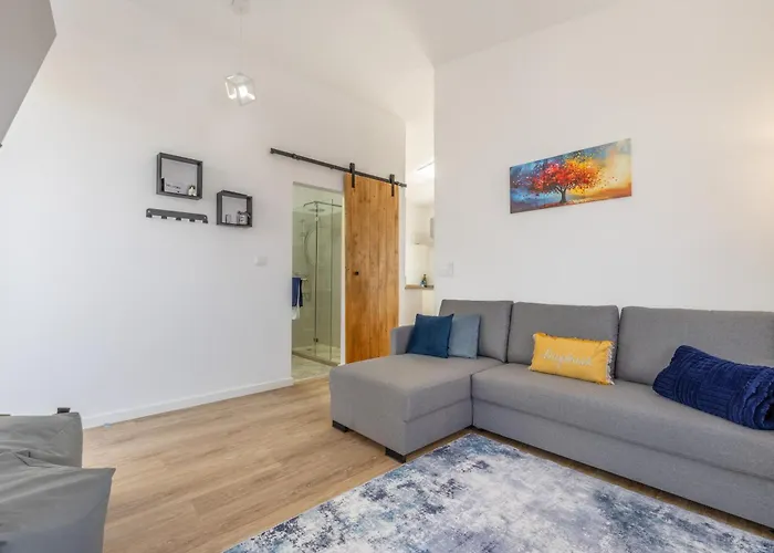 Coastal Mountain & Sea View Hideaway With Free Parking *