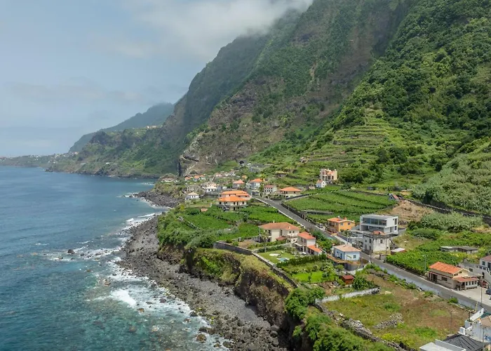 Coastal Mountain & Sea View Hideaway With Free Parking Daire